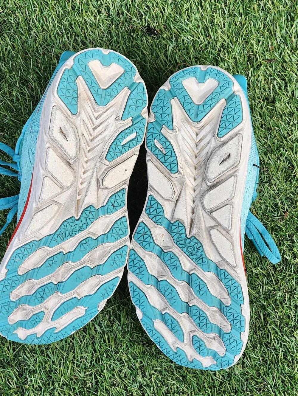 HOKA CLIFTON 8 - Womens Sneakers - SIZE 7B